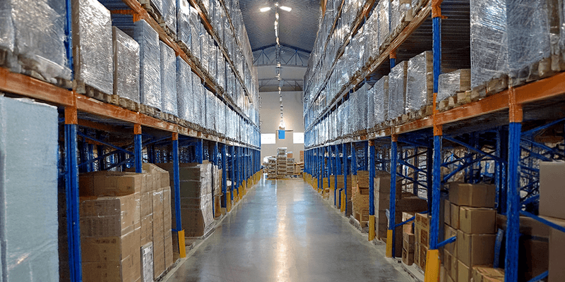 Entrepôt dédié au stockage des marchandises